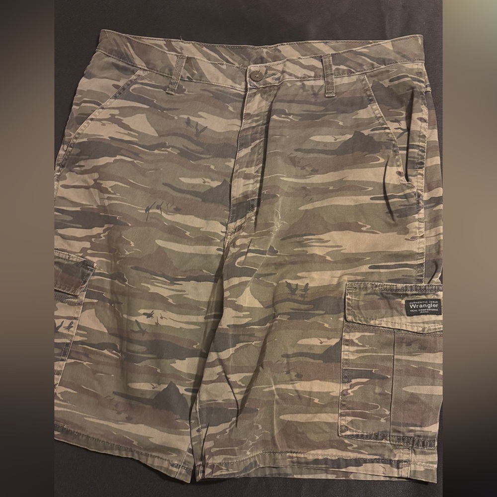 Men’s camouflage wranglers shorts, size 35